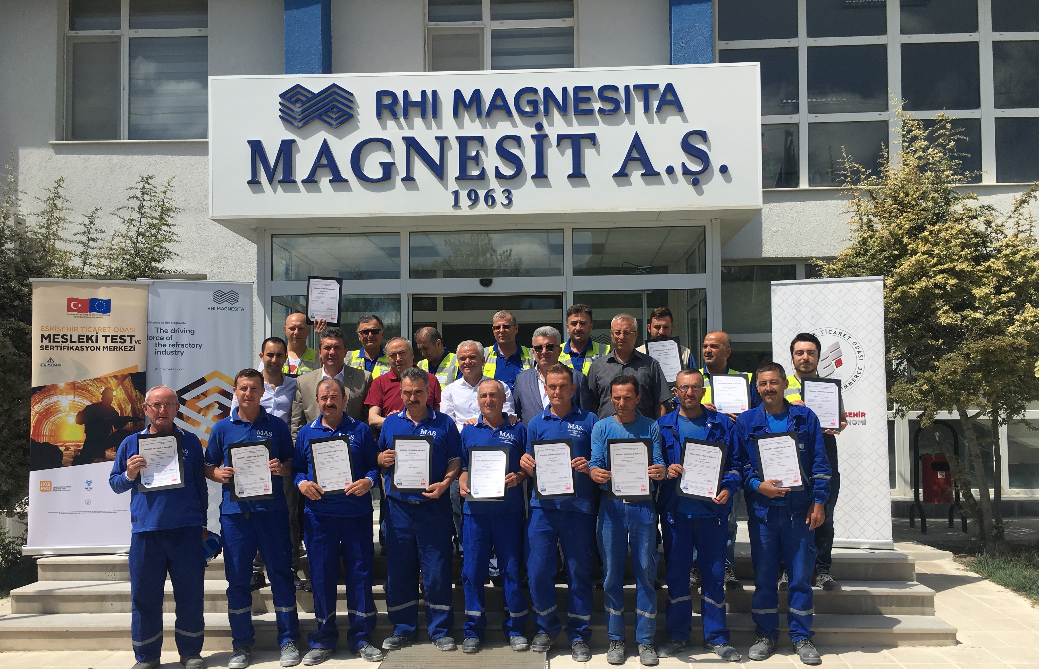 MAGNESİT A.Ş'DE BAŞARILI OLAN ADAYLARIMIZIN BELGELERİ ETO BAŞKANI METİN GÜLER TARAFINDAN ADAYLARA TAKDİM EDİLDİ